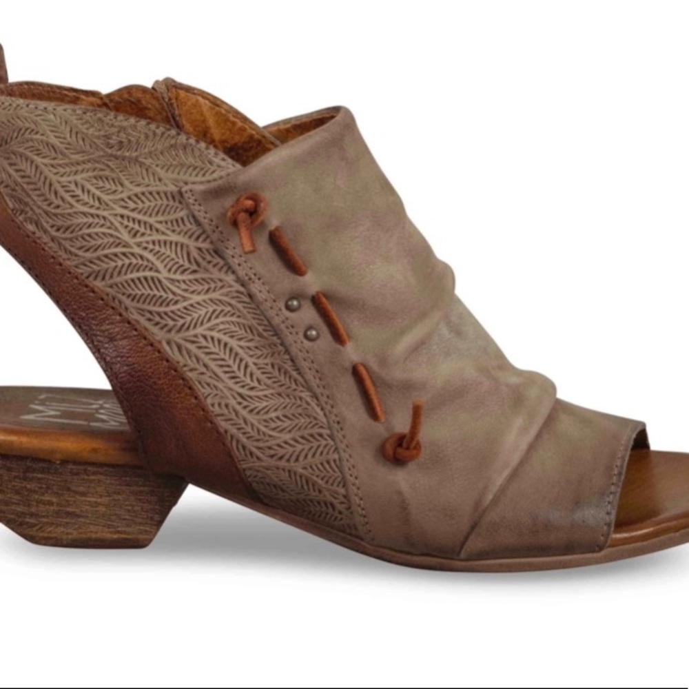 Miz Mooz 

Celia Annkle peep toe booties

Size 39 8.5/9